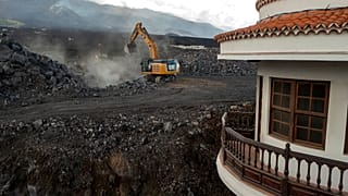 Una máquina trabaja en la reconstrucción de La Palma