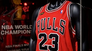 Michael Jordan'ın 23 numaralı Chicago Bulls forması 10.1 milyon dolarla rekor fiyata satıldı