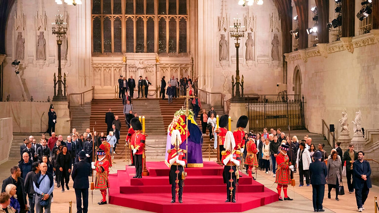 II. Erzsébet koporsója a londoni Westminster Hallban
