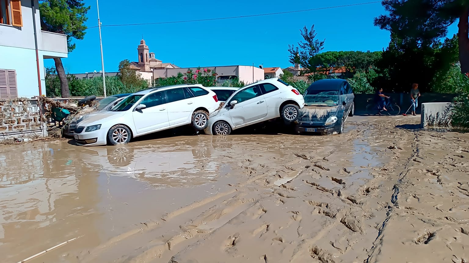 Des voitures emportéss par les eaux à Senigallia, région des Marches (16/09/22)