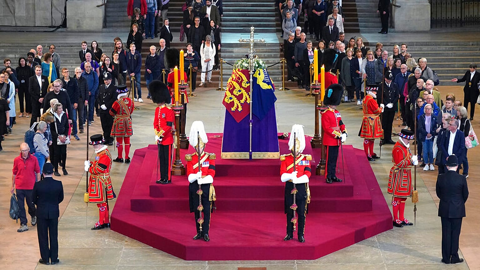 II. Erzsébet ravatala a Westminster Hall-ban, a londoni parlament épületében