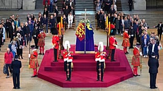 II. Erzsébet ravatala a Westminster Hall-ban, a londoni parlament épületében