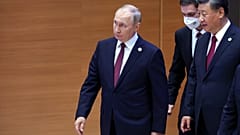 الرئيسان الصيني شي جين بينغ والروسي فلاديمير بوتين قبيل لقائهما خلال قمة منظمة شنغهاي للتعاون 