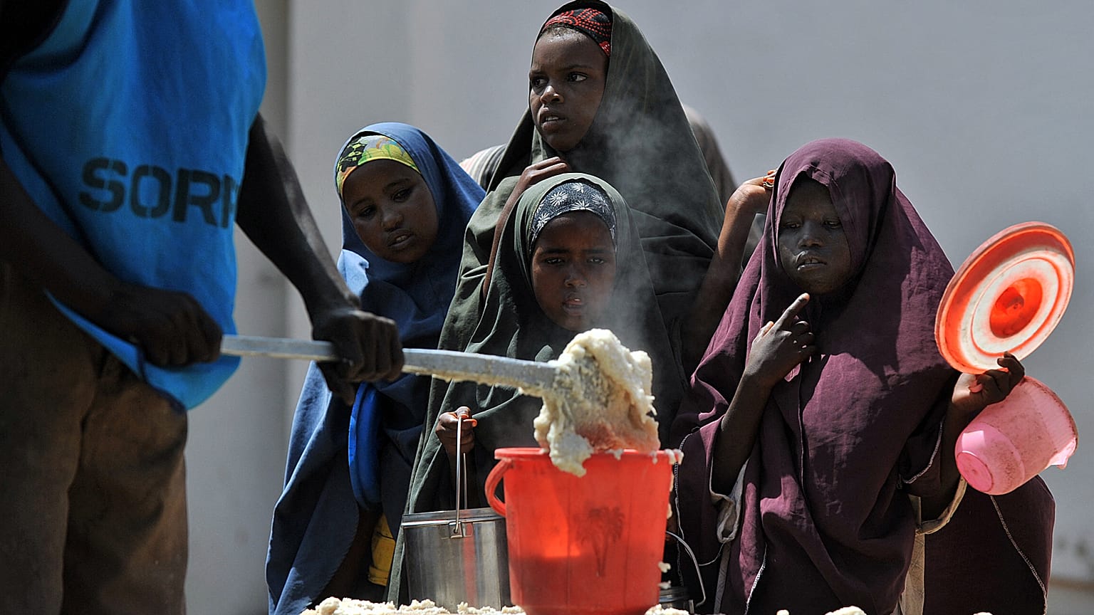 Tarihin en kötü kuraklığıyla karşı karşıya olan Somali'de bir milyon insan evlerini terk etmek zorunda kaldı