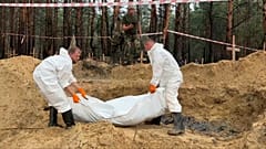 Untersuchung von Massengräbern bei Izyum