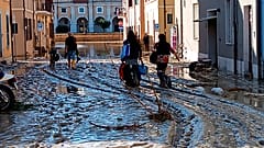 Matsch auf den Straßen von Sennigallia nach sintflutartigen Regenfällen