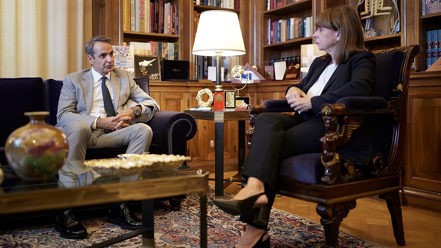  Η Πρόεδρος της Δημοκρατίας Κατερίνα Σακελλαροπούλου συνομιλεί με τον πρωθυπουργό Κυριάκο Μητσοτάκη κατά τη διάρκεια της συνάντησής τους στο Μέγαρο Μαξίμου