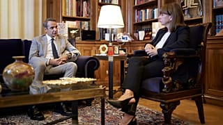  Η Πρόεδρος της Δημοκρατίας Κατερίνα Σακελλαροπούλου συνομιλεί με τον πρωθυπουργό Κυριάκο Μητσοτάκη κατά τη διάρκεια της συνάντησής τους στο Μέγαρο Μαξίμου