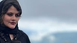 مهسا امینی، ۲۲ ساله، پس از بازداشت توسط گشت ارشاد به کما رفت و درگذشت 