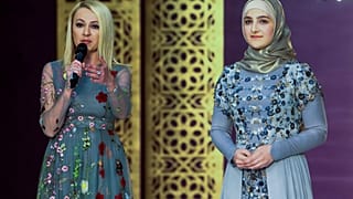 Aishat Kadyrow (rechts) bei einer Fashion-Show in Grosny 2017
