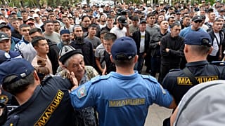 Kırgızistan ile Tacikistan arasında gerginlik. Kırgızistan'da hükümet binası yakınlarında toplanan halk, çatışma bölgesine gönderilmeyi talep ediyor