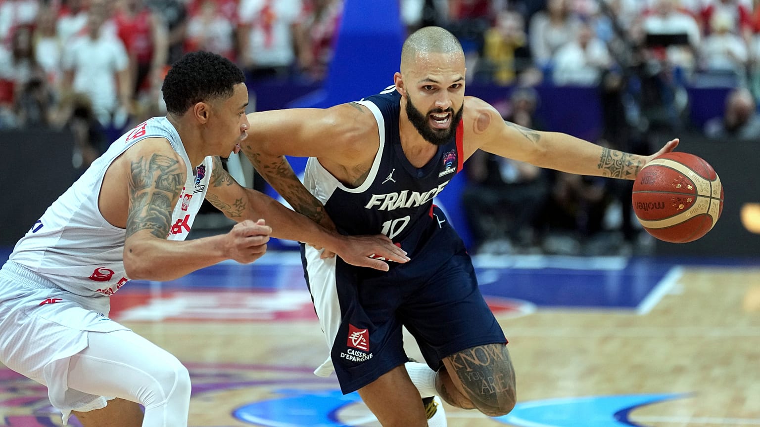 Evan Fournier lors de la demi-finale de l'Eurobasket entre la Pologne et la France à Berlin, en Allemagne, vendredi 16 septembre,