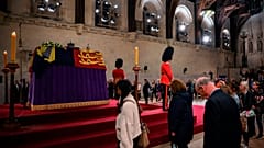 Algunos inclinan la cabeza, otros hacen una reverencia. Otros simplemente se detienen y observan el féretro durante unos segundos.
