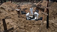Bergung von Leichen in einem Wald bei Isjum