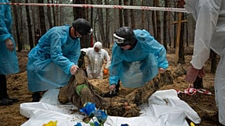 Al lavoro per riesumare e identificare le vittime della fossa comune. (Izyum, 16.9.2022)