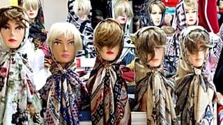 Köpfe von Schaufensterpuppen mit Kopftüchern in Teheren (Juli 2019)