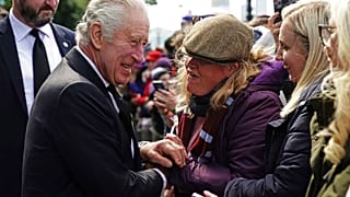 III. Károly brit király kezet fog egy II. Erzsébet ravatalához várakozóval 2022. szeptember 17-én