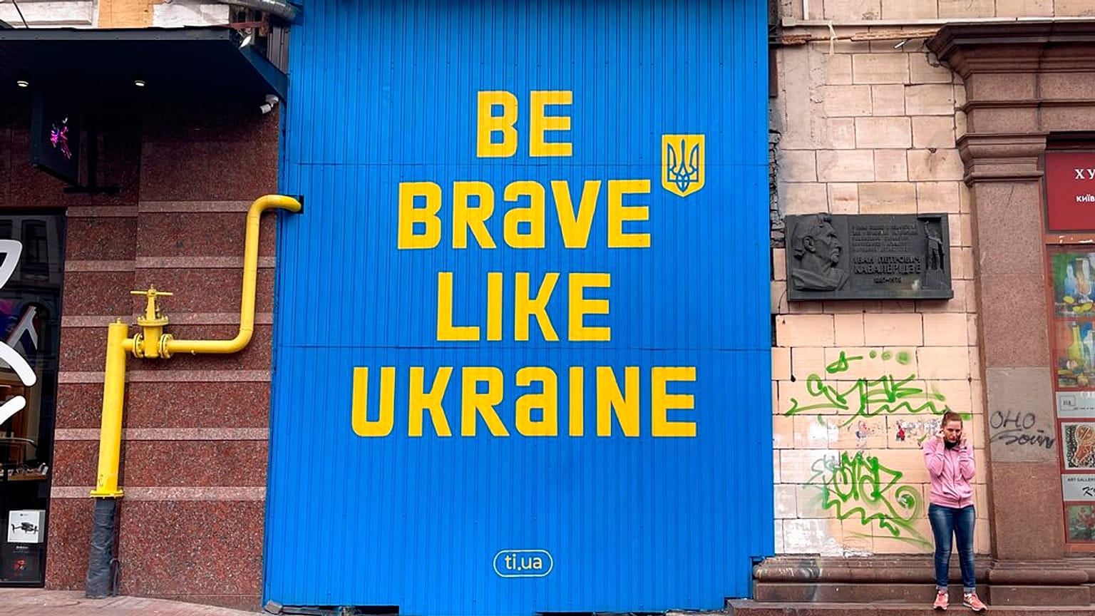 Une femme parle sur un téléphone portable dans la rue à Kiev, en Ukraine, le samedi 17 septembre 2022