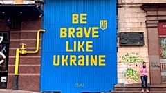 Une femme parle sur un téléphone portable dans la rue à Kiev, en Ukraine, le samedi 17 septembre 2022