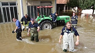 Mentési munkálatokban résztvevők Károlyvárosban