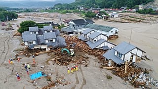Japonya'da şiddetli fırtına alarmı   