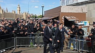 ملك بريطانيا تشارلز الثالث وولي العهد الأمير ويليام يصافحان الجمهور أمام قصر وستمنستر.