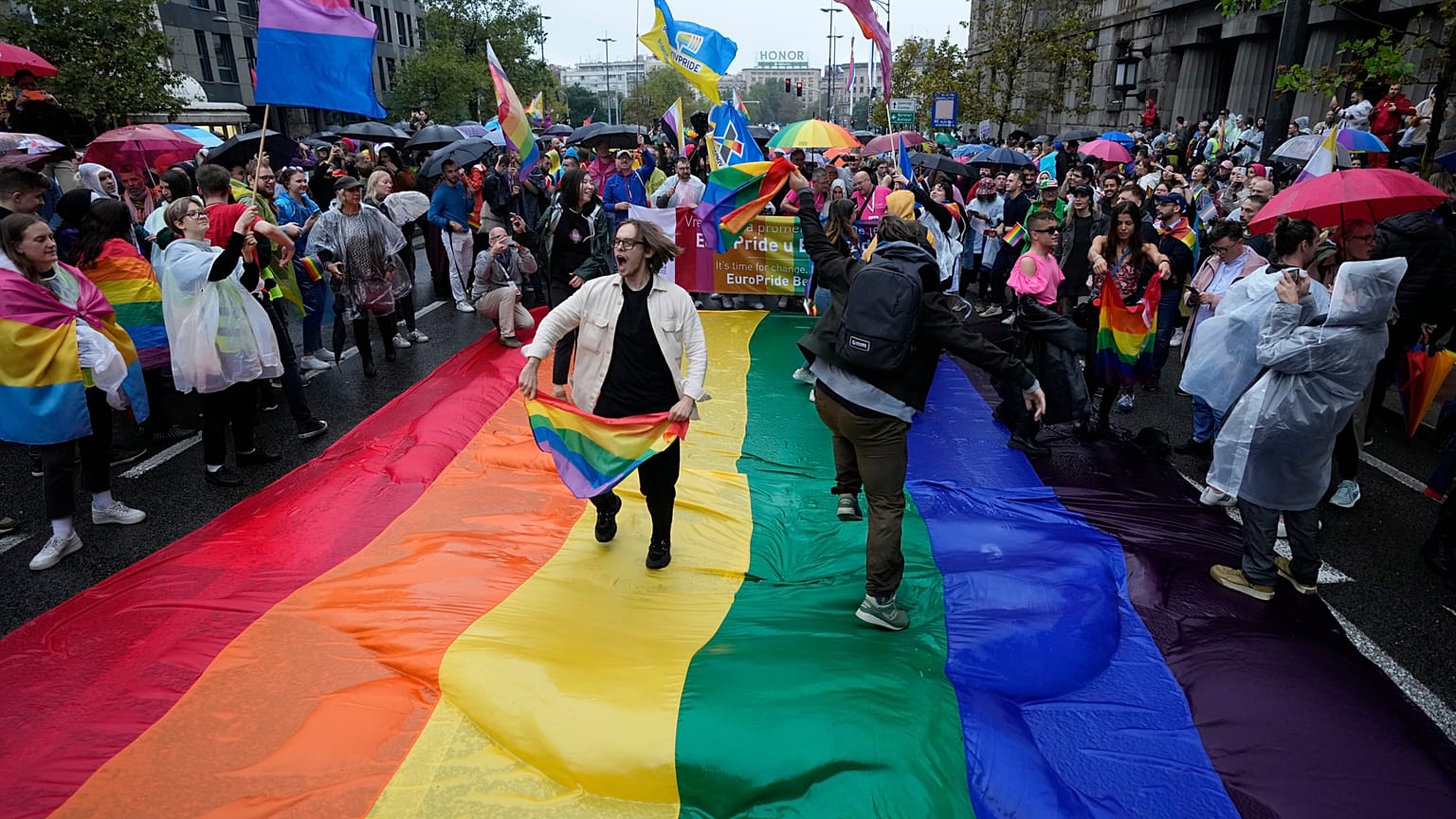 Marcha del Orgullo en Belgrado, el 17 de septiembre de 2022. La policía había prohibido el desfile, alegando el riesgo de enfrentamientos con activistas conservadores.