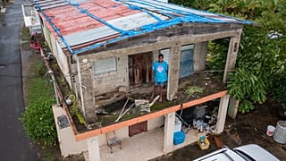 Jetsabel Osorio en su casa dañada hace cinco años por el huracán María antes de la llegada de la tormenta tropical Fiona en Loiza, Puerto Rico, el 17 de septiembre de 2022