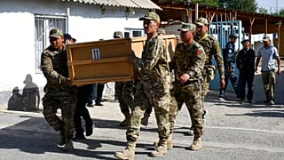 Çatışmalarda ölen Kırgız askerler için tören