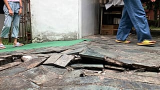 Землетрясение повредило дома и дороги
