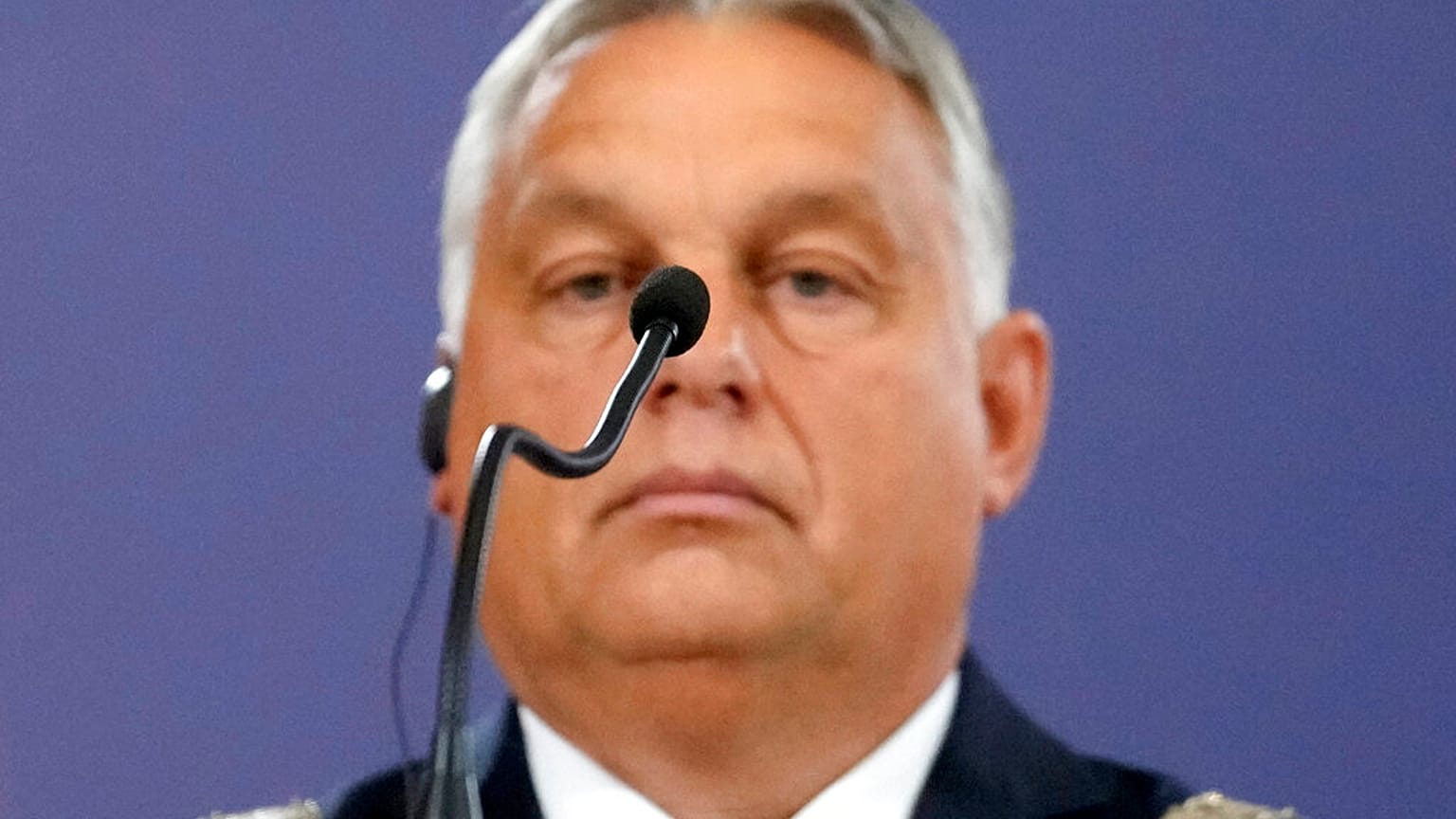 Viktor Orbán non sembra tanto soddisfatto, anzi. In visita a Belgrado, qualche giorno fa. (16.9.2022)