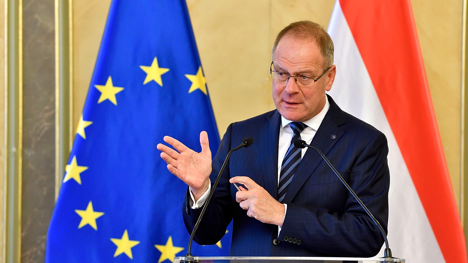 Navracsics Tibor területfejlesztési miniszter sajtótájékoztatót tart hivatalában az Európai Bizottság döntéseiről 2022. szeptember 18-án.