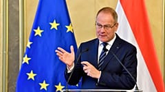 Navracsics Tibor területfejlesztési miniszter sajtótájékoztatót tart hivatalában az Európai Bizottság döntéseiről 2022. szeptember 18-án.