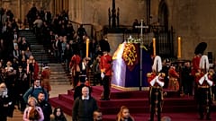 Die verstorbene Queen Elizabeth II. wird in der Westminster Hall aufgebahrt