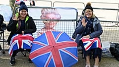 Die Menschen in London haben sich bereits an den Straßenrand gestellt, um am Montag bei der Prozession mit dem Sarg der Königin dabei sein zu können.
