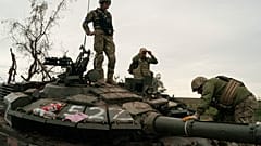 Украинские поисковики осматривают брошенный российский танк