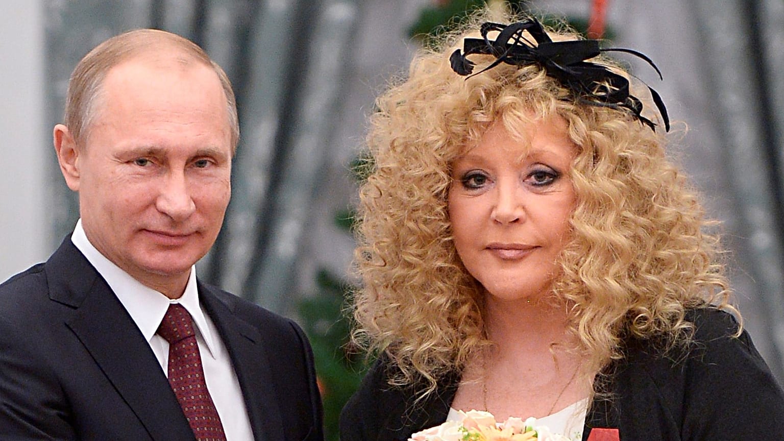 Vladimir Poutine et Alla Pugatcheva lors d'une cérémonie de remise de prix au Kremlin de Moscou, en Russie, lundi 22 décembre 2014.