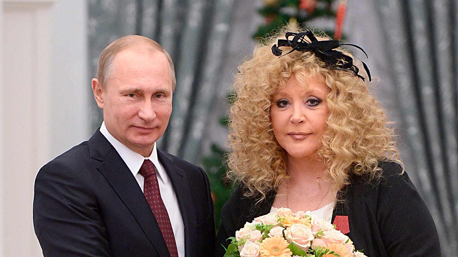 Vladimir Putin com a cantora Alla Pugacheva, em 2014