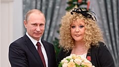 Vladimir Putin com a cantora Alla Pugacheva, em 2014