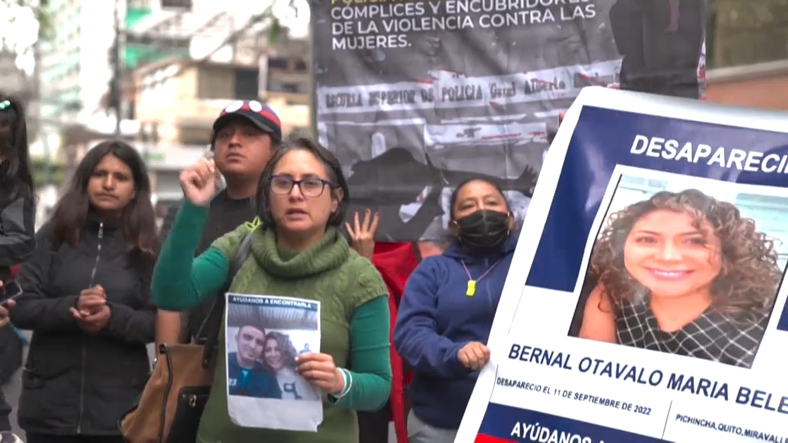 manifestantes frente al ministerio de Justicia en Quito, Ecuador. 