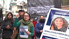 manifestantes frente al ministerio de Justicia en Quito, Ecuador. 