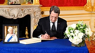 Ο πρόεδρος Αναστασιάδης υπογράφει το βιβλίο συλλυπητηρίων για τη Βασίλισσα Ελισάβετ