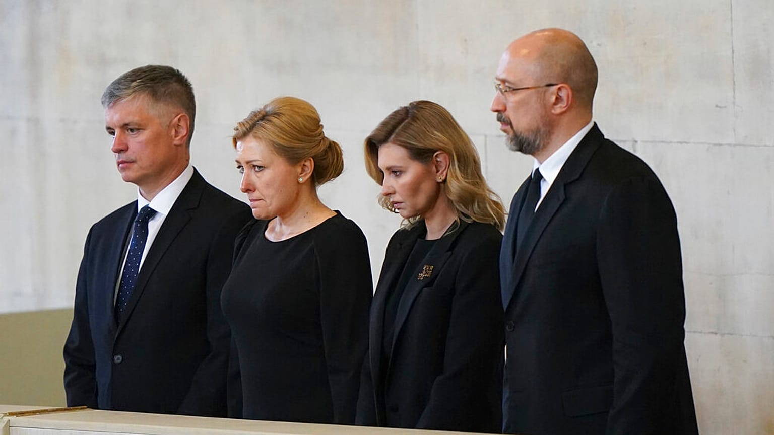 El embajador de Ucrania en el Reino Unido, Vadym Prystaiko, a la izquierda, y la Primera Dama de Ucrania, Olena Zelenska, segunda a la derecha en Westminster