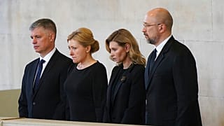 El embajador de Ucrania en el Reino Unido, Vadym Prystaiko, a la izquierda, y la Primera Dama de Ucrania, Olena Zelenska, segunda a la derecha en Westminster