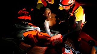 Un migrante es rescatado por miembros de la ONG española Open Arms durante una operación de rescate en el mar Mediterráneo a primera hora del domingo 18 de septiembre de 2022.
