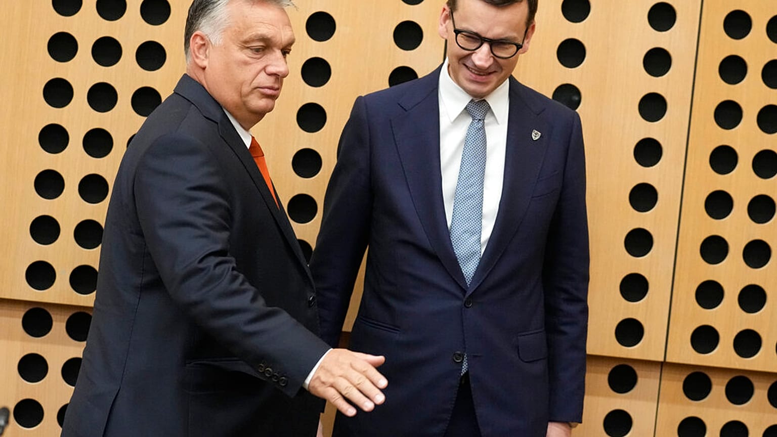 Βίκτορ Όρμπαν (αριστερά) με τον Ματέους Μοραβιέτσκι (δεξιά)