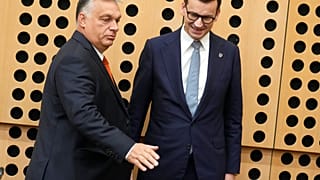 Βίκτορ Όρμπαν (αριστερά) με τον Ματέους Μοραβιέτσκι (δεξιά)
