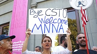Manifestante com cartaz contra a Organização do Tratado de Segurança Coletiva em Erevan