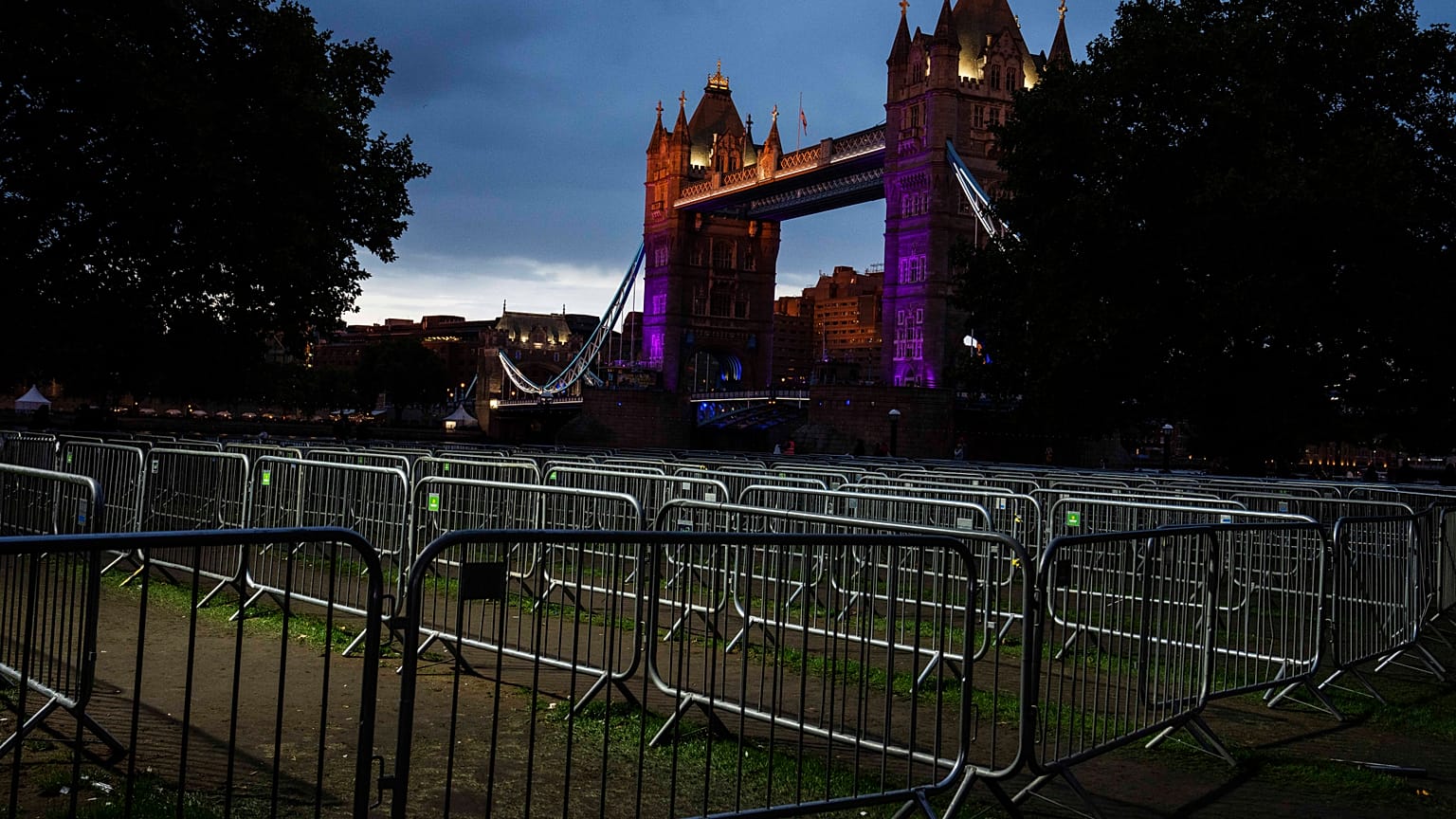 Kordonok Londonban, a Tower Bridge közelében