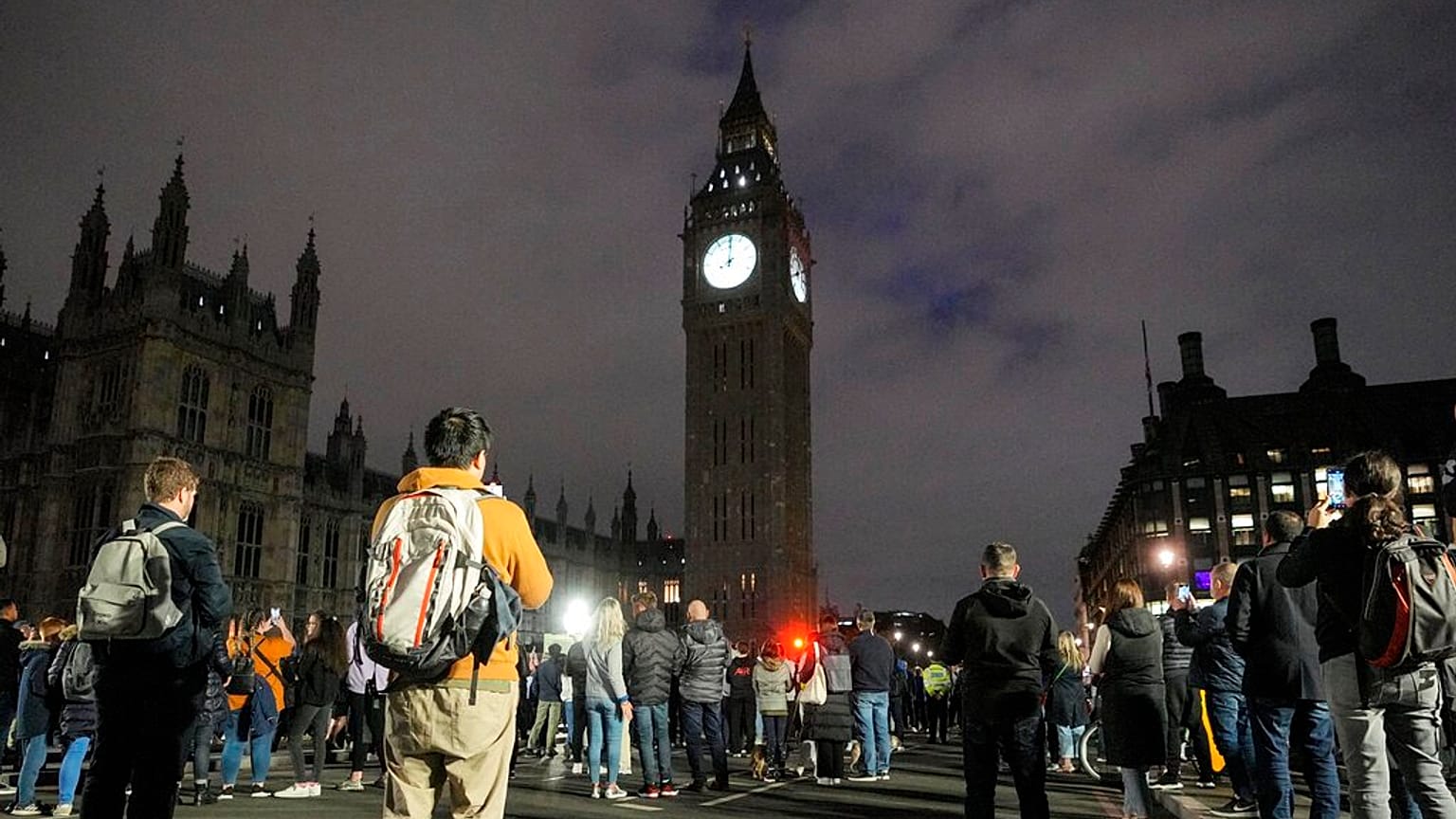 Minuto de silêncio em frente ao Big Ben, em Londres